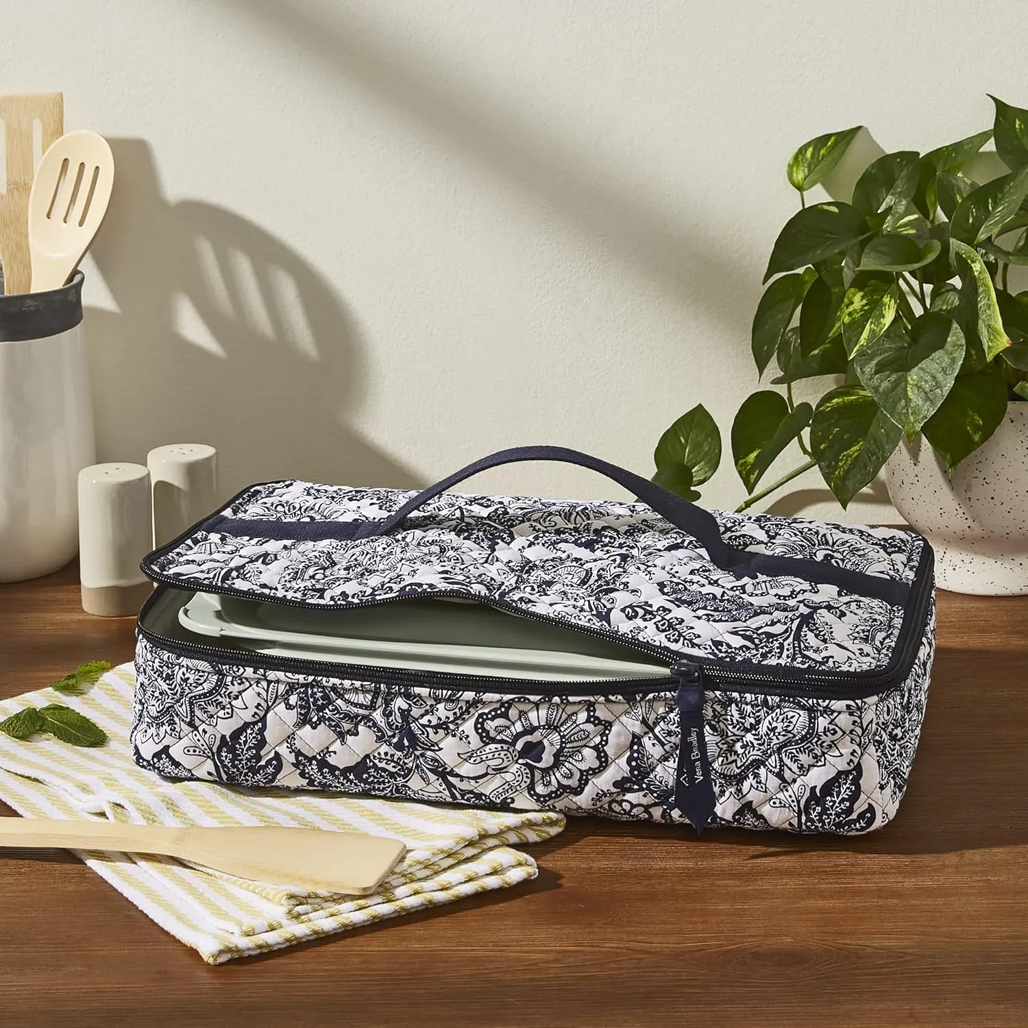 Vera Bradley Women's Cotton Heat Resistant Casserole Carrier, Java Navy & White - Recycled Cotton, One Size